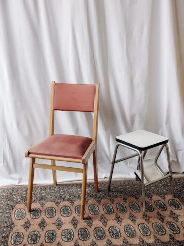 Alma, la chaise bordeaux en bois N°785