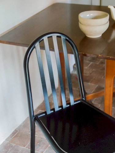 Alma, la chaise design en métal N°633