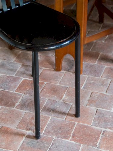 Alma, la chaise design en métal N°633