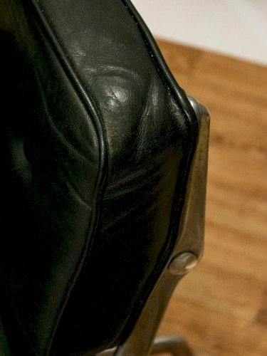 Alma, la chaise Eames en cuir N°533