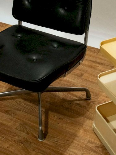 Alma, la chaise Eames en cuir N°533