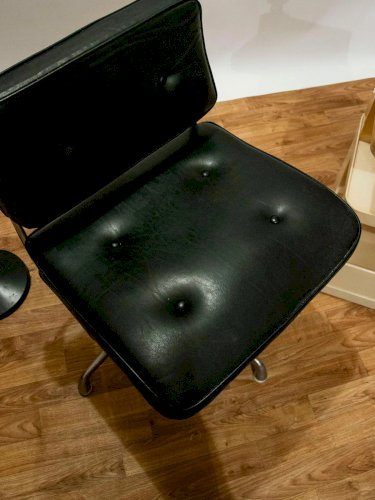 Alma, la chaise Eames en cuir N°533