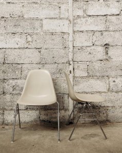 Alma, the metal Eames chair No. 587