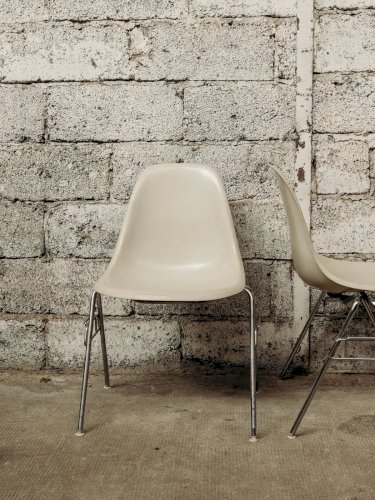 Alma, la chaise Eames en métal N°587