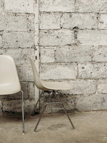 Alma, la chaise Eames en métal N°587