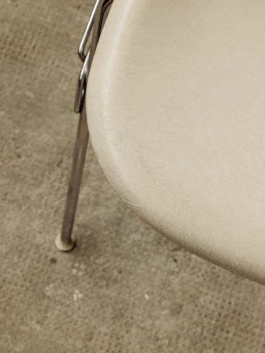 Alma, la chaise Eames en métal N°587