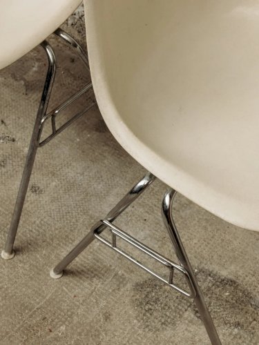 Alma, la chaise Eames en métal N°587