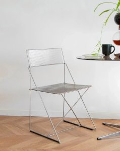 Alma, la chaise en acier chromé N°837