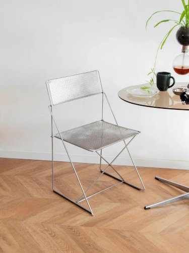 Alma, la chaise en acier chromé N°837