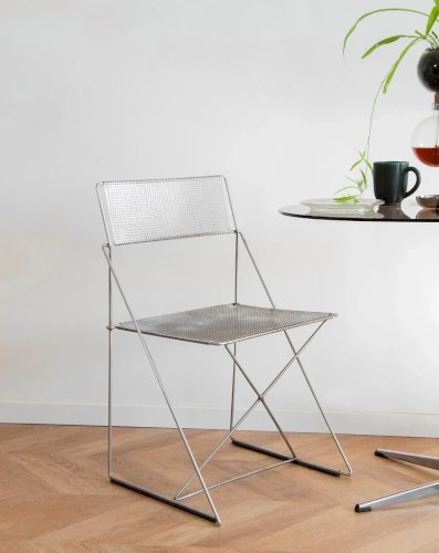 Alma, la chaise en acier chromé N°837