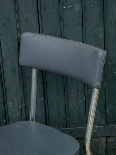 Alma, la chaise en acier et simili cuir N°704