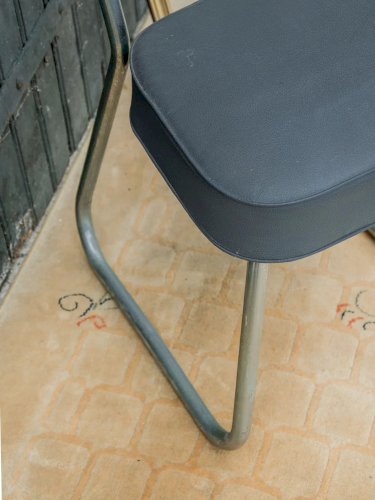 Alma, la chaise en acier et simili cuir N°704