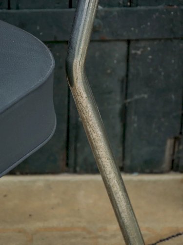 Alma, la chaise en acier et simili cuir N°704