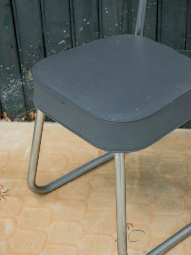 Alma, la chaise en acier et simili cuir N°704