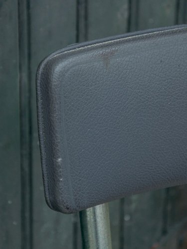 Alma, la chaise en acier et simili cuir N°704