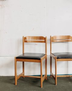 Alma, la chaise en bois et skaï N°855