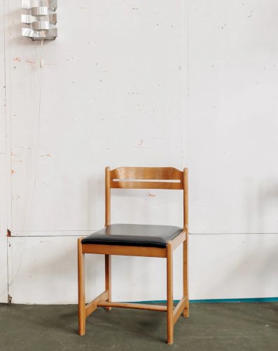 Alma, la chaise en bois et skaï N°855