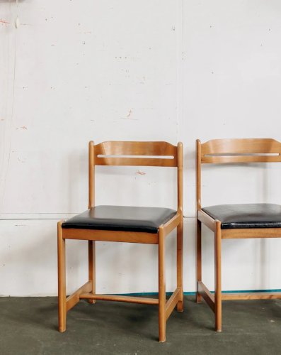 Alma, la chaise en bois et skaï N°855