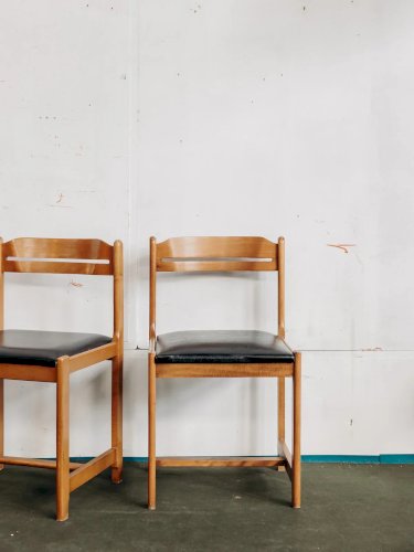 Alma, la chaise en bois et skaï N°855