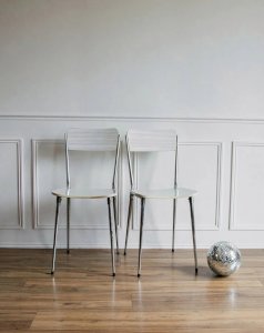 Alma, the gray Formica chair No. 602