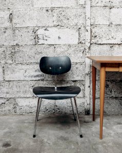 Alma, the Eiermann N°661 metal chair