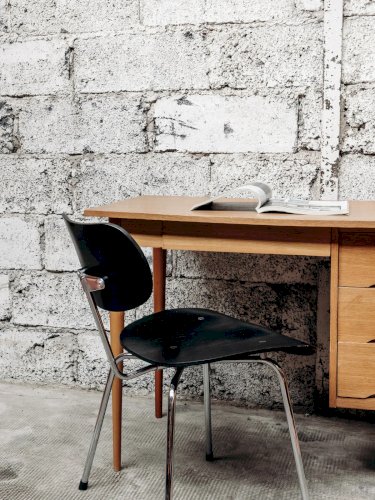 Alma, la chaise en métal Eiermann N°661