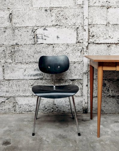 Alma, la chaise en métal Eiermann N°661