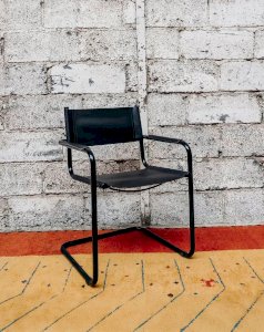 Alma, la chaise en métal N°520