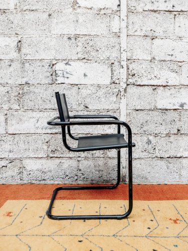 Alma, la chaise en métal N°520