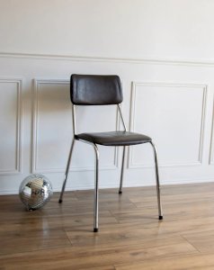 Alma, la chaise en métal N°524