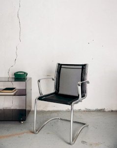 Alma, la chaise en métal N°559