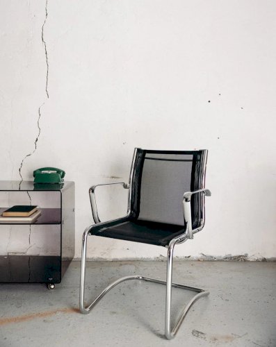 Alma, la chaise en métal N°559