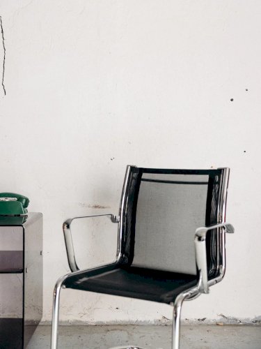 Alma, la chaise en métal N°559