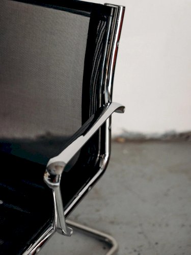 Alma, la chaise en métal N°559