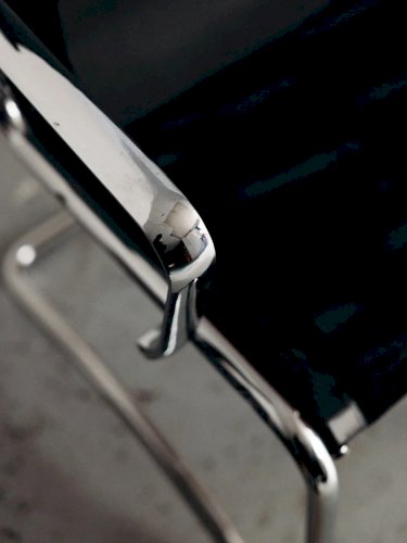 Alma, la chaise en métal N°559