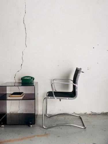 Alma, la chaise en métal N°559