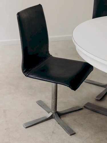 Alma, la chaise en métal N°568