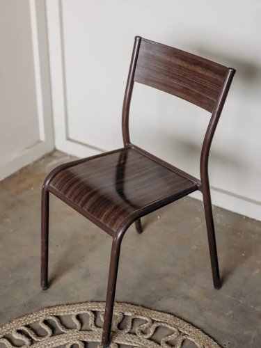 Alma, la chaise en métal N°648