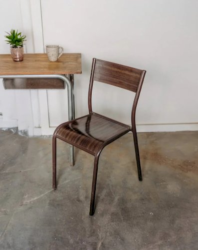 Alma, la chaise en métal N°648