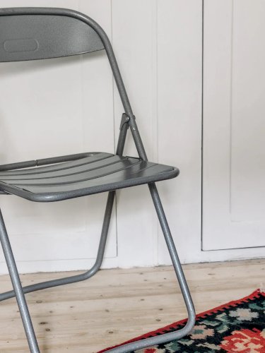 Alma, la chaise en métal N°656