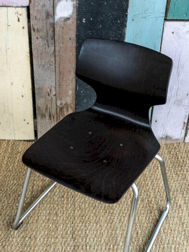 Alma, la chaise en métal N°657