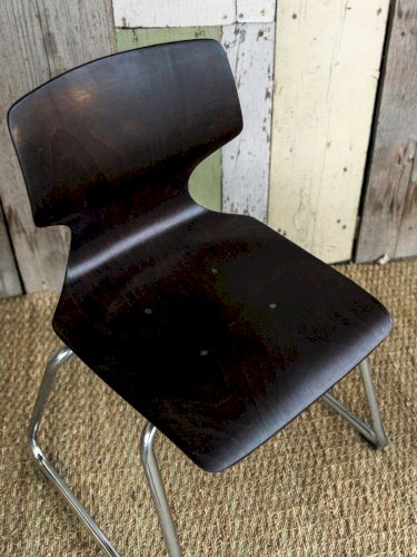 Alma, la chaise en métal N°657