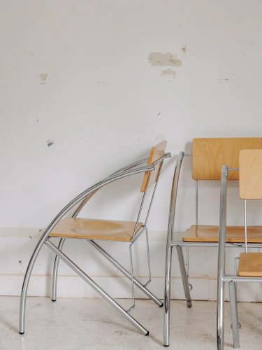 Alma, la chaise en métal N°659