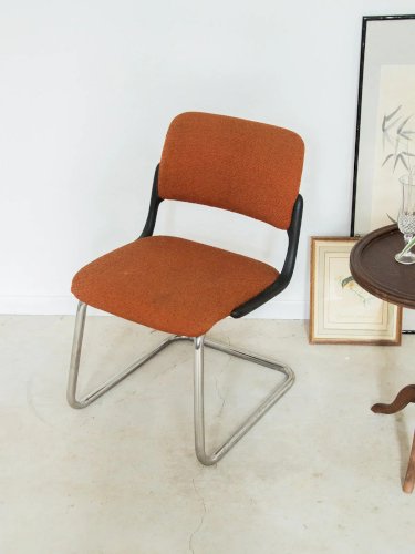 Alma, la chaise en métal orange N°608