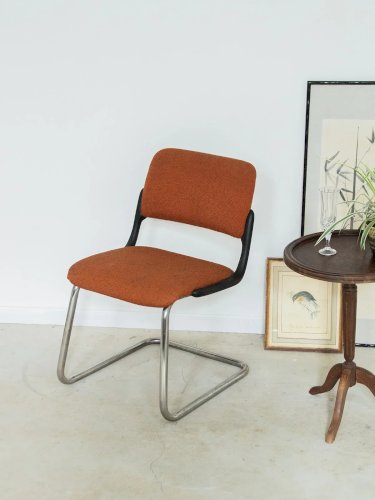 Alma, la chaise en métal orange N°608