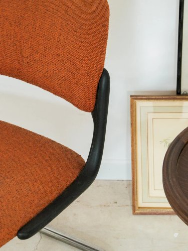 Alma, la chaise en métal orange N°608