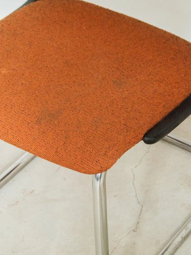 Alma, la chaise en métal orange N°608