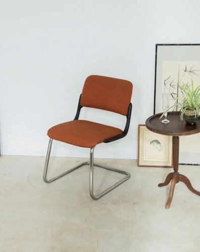 Alma, la chaise en métal orange N°608