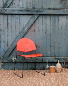 Alma, la chaise en métal rouge N°624