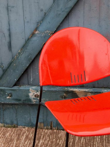 Alma, la chaise en métal rouge N°624